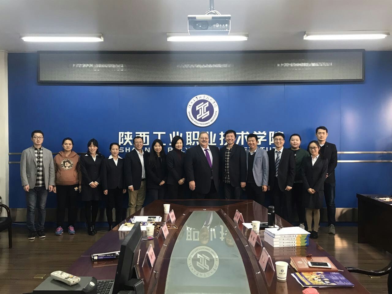 公司教师与雷•迪茨博士合影留念