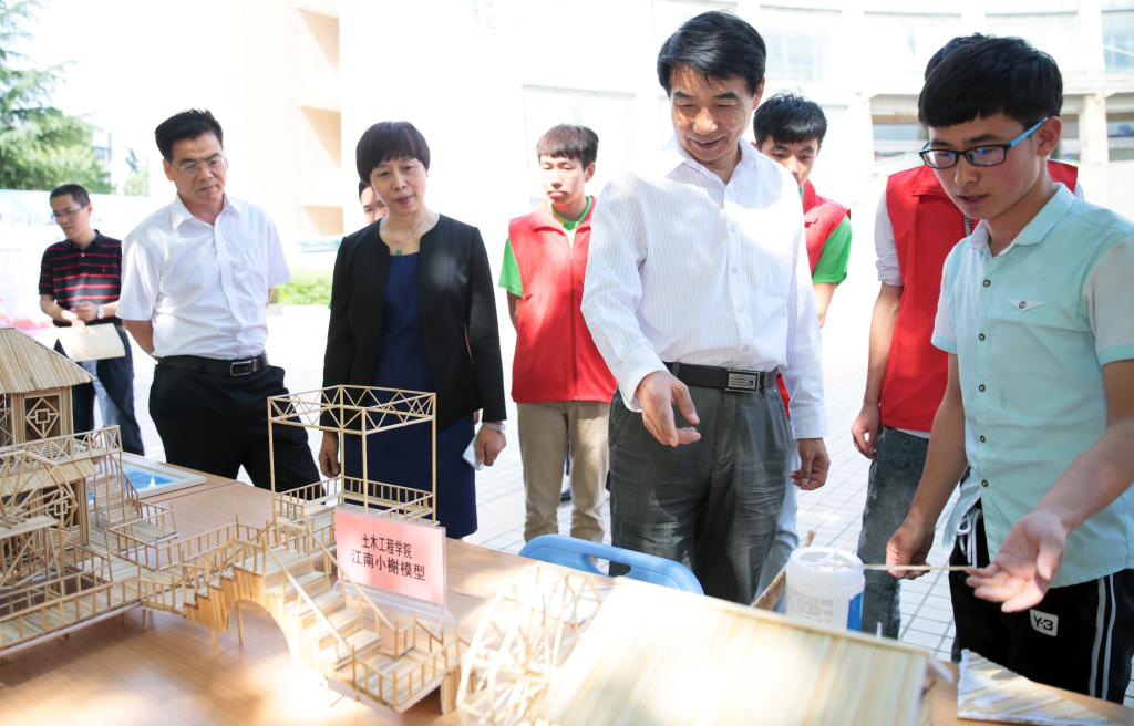 公司领导参观员工作品