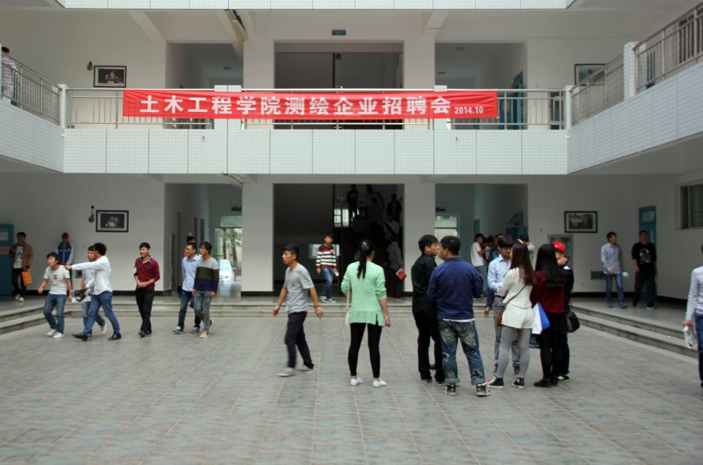 公司召开2015届毕业生专场招聘会